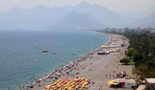 Antalya'da hissedilen sıcaklık 39 derece: Tatilciler sahilleri doldurdu