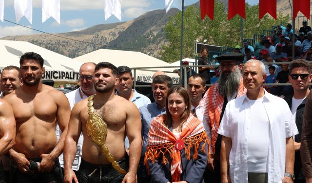 Başkan Vekili Özdemir 20. Geleneksel Gökbel Yağlı Pehlivan Güreşleri’ne katıldı