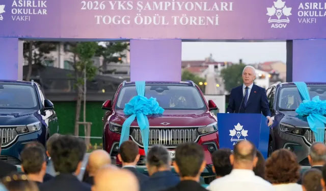 YKS'de Türkiye birincisi olan 3 öğrenciye TOGG ödül
