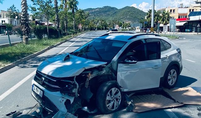 Gazipaşa'da otomobil refüjdeki ağaca çarptı: 1 yaralı