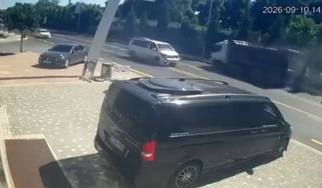 Kamyonun fırlayan tekerleği tabelaya çarptı