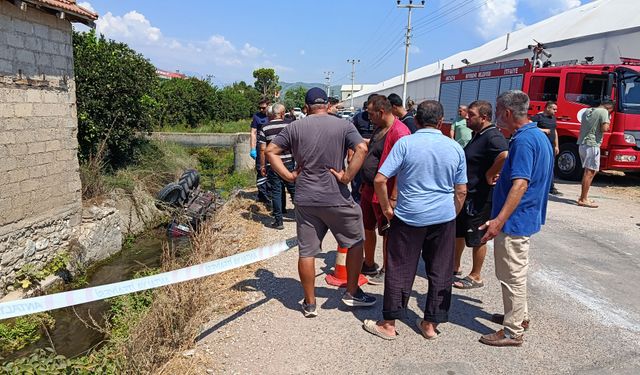 Kanala devrilen traktörün sürücüsü öldü