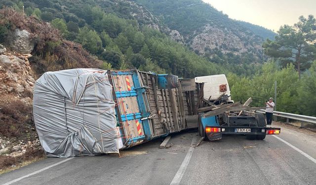 Kontrolden çıkan TIR devrildi