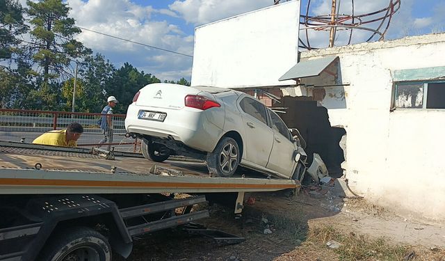 Otomobil su dolum tesisine girdi: 3 yaralı