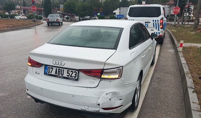 Otomobiller kavşakta çarpıştı