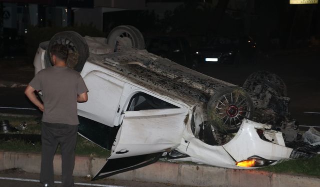 Refüje çarpan otomobil takla attı