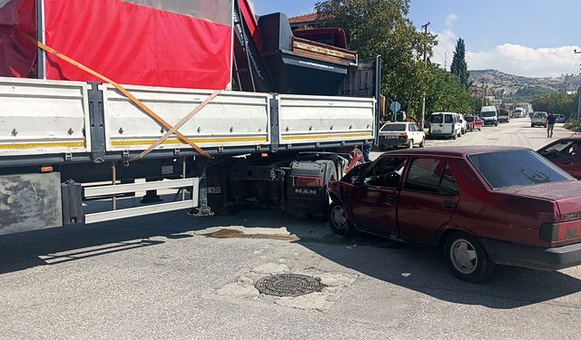 TIR'ın yakıt deposuna çarpan otomobilde iki yaralı