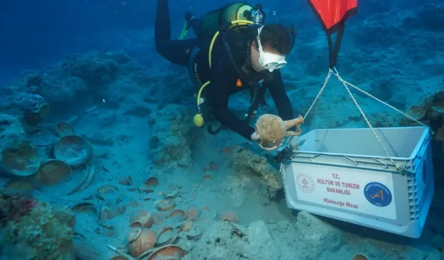 Akdeniz'in derinliklerinden 2 bin 100 yıllık sofra takımları çıkarılıyor