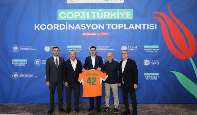 Alanyaspor’dan Bakan Murat Kurum’a özel forma takdimi