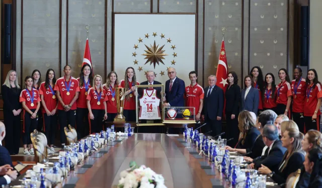Cumhurbaşkanı Erdoğan, şampiyon voleybolcuları kabul etti