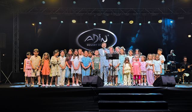 Mevlan Kurtishi konserinde çocuklardan duygulandıran anlar