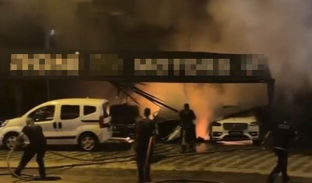 Oto galerideki yangın apartmana sıçradı, 4 araç zarar gördü