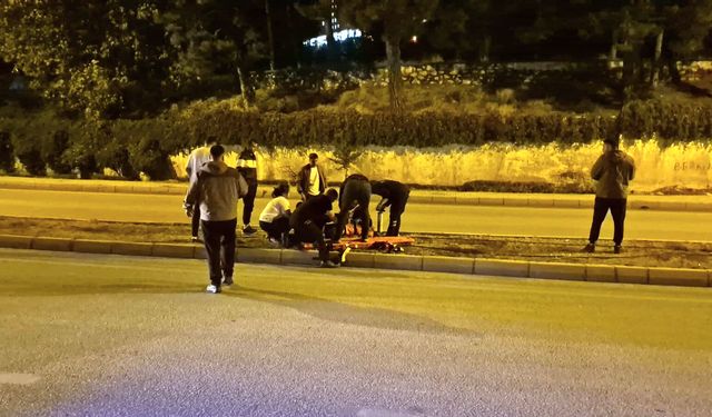 Refüje çarpan motosikletin sürücüsü yaralandı