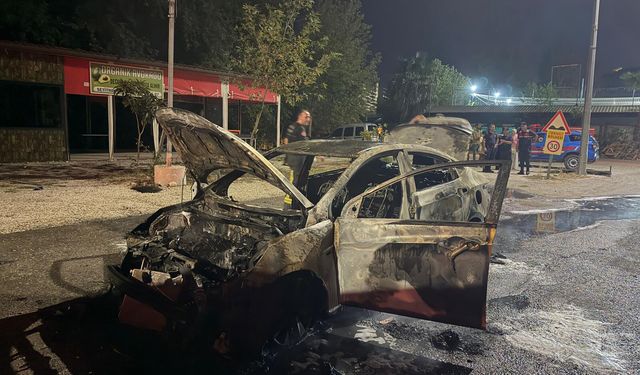 Alanya'da yanan otomobil kullanılamaz hale geldi