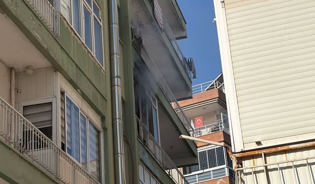 Yanan evden son anda çıkan 3 kişi dumandan etkilendi