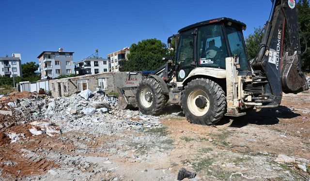 Antalya'da 30 kamyon atık temizlendi