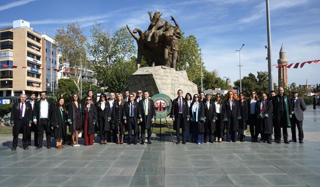 Antalya Barosu'nda yeni dönem Atatürk Anıtı'na çelenkle başladı