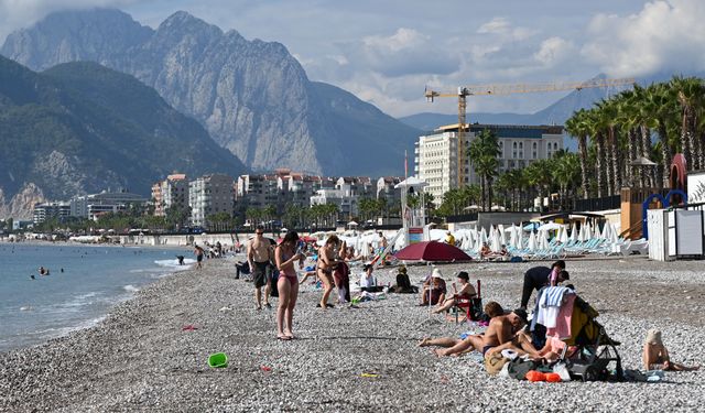 Antalya'da sağanak sonrası güneş açtı, Konyaaltı sahili hareketlendi