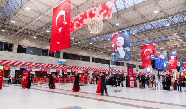 Antalya Havalimanı'nda 29 Ekim coşkusu