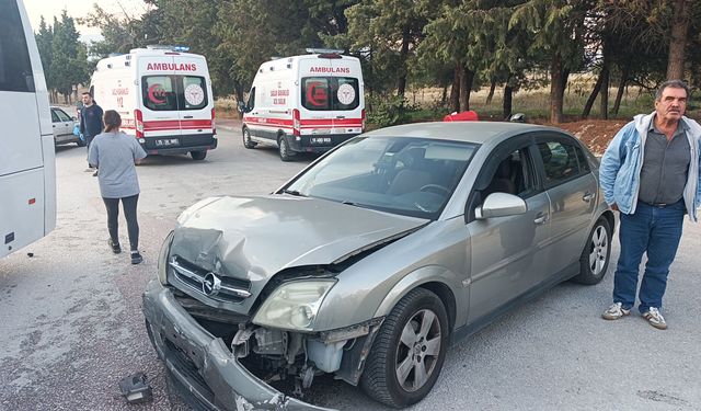 3 otomobil ve öğrenci servis midibüsü çarpıştı: 5 yaralı
