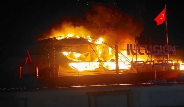 Alanya Yat Limanı içerisindeki eğlence mekanı yandı