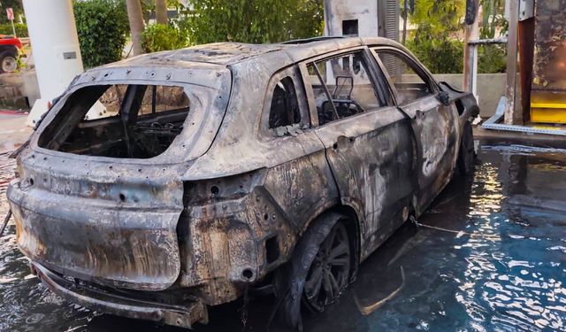 Alanya'da şarjdaki otomobil yandı