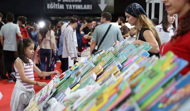 Antalya Kitap Fuarı 3'üncü gününde ziyaretçi akınına uğradı