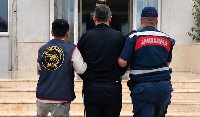 Antalya'da aranan 2 hükümlüyü jandarma yakaladı