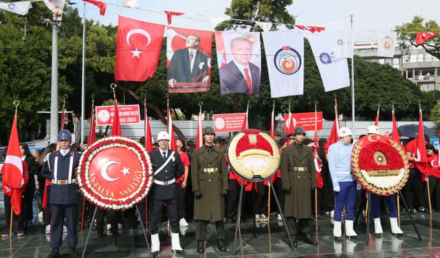 Antalya'da Cumhuriyet Bayramı kutlamaları çelenk töreniyle başladı