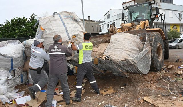 Antalya'da evden 8 kamyon atık çıkarıldı