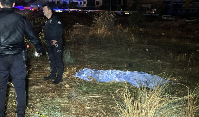 Antalya'da hortum konteynerleri parçaladı, kule vinci devirdi: 4 ölü, 1 yaralı