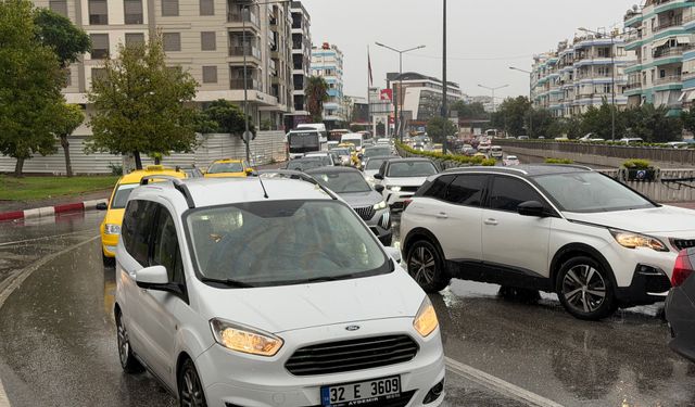 Antalya'da sağanak trafiği olumsuz etkiledi