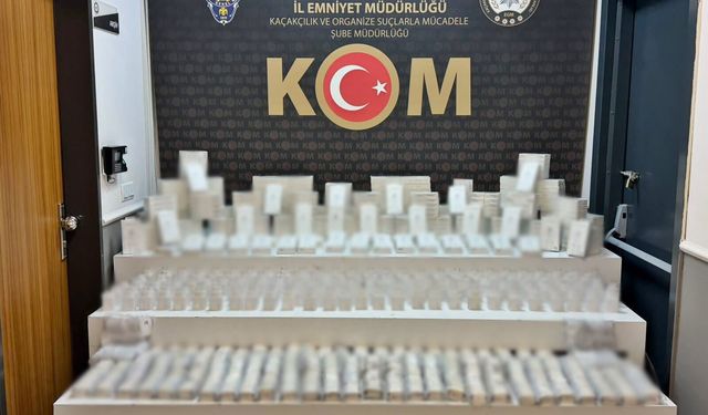 Durdurulan araçtan kaçak telefon aksesuarları çıktı
