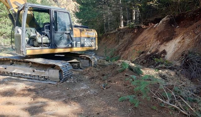 Heyelan nedeniyle kapanan yol açıldı