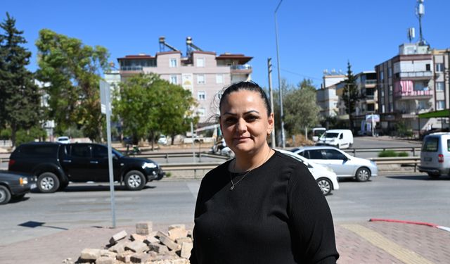 İki mahalleyi ayıran caddede üst geçit çilesi