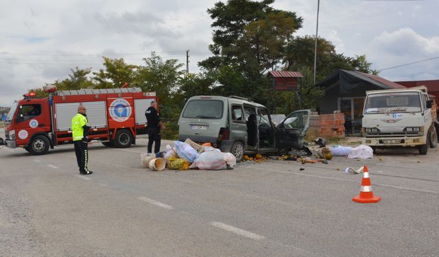 Kamyonet ile hafif ticari araç çarpıştı: 1 ölü, 2 yaralı