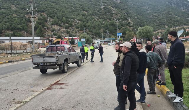 Kontrolden çıkan kamyonet yol ortasında yan yattı