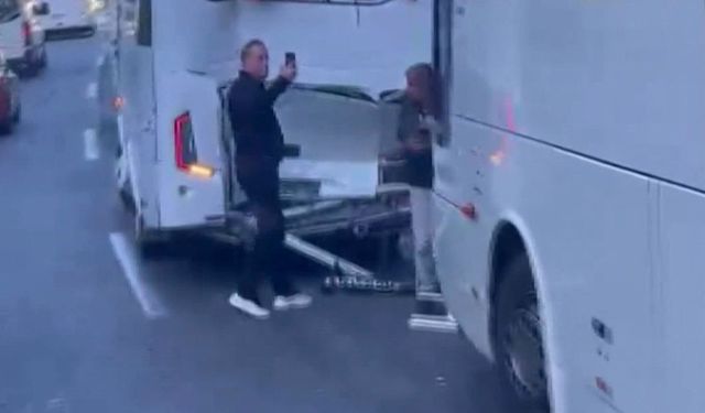 Midibüs ile 2 otobüs çarpıştı