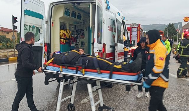 Otobüsle çarpışan otomobildeki karı- koca polis memurları yaralandı