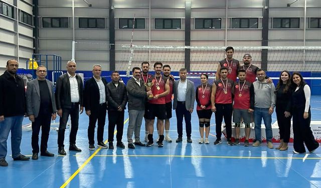 Sağlık çalışanları voleybol turnuvasında mücadele etti