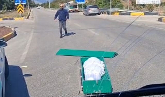 Seyir halindeki cenaze nakil aracından yola tabut düştü