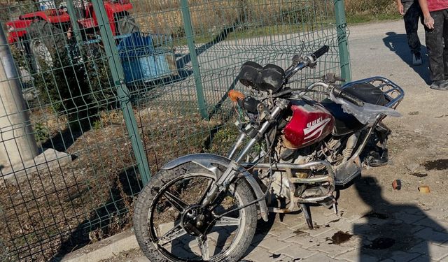 Traktörle çarpışan motosikletin sürücüsü hayatını kaybetti