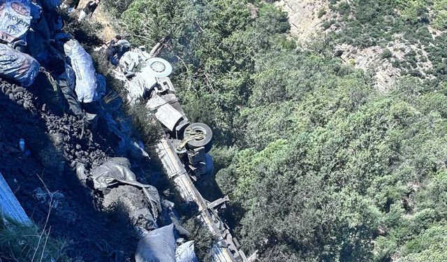 Uçurumdan yuvarlanan TIR'da 2 kişi yaralandı