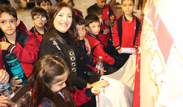 Binlerce el, tek bir bayrak; Isparta'da ilmek ilmek dokunan ay yıldız