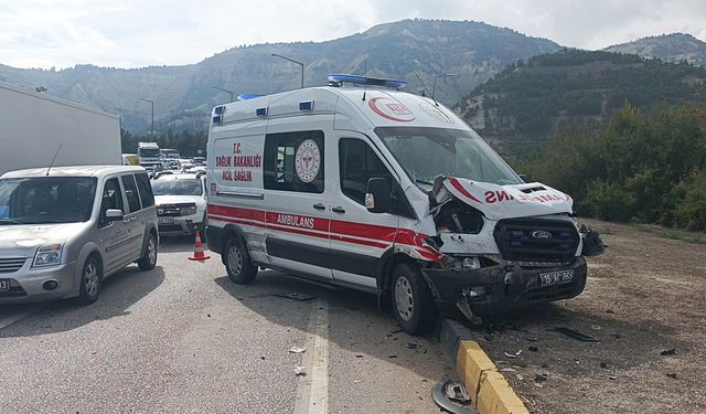 Biri ambulans 4 araç zincirleme kazaya karıştı: 6 yaralı