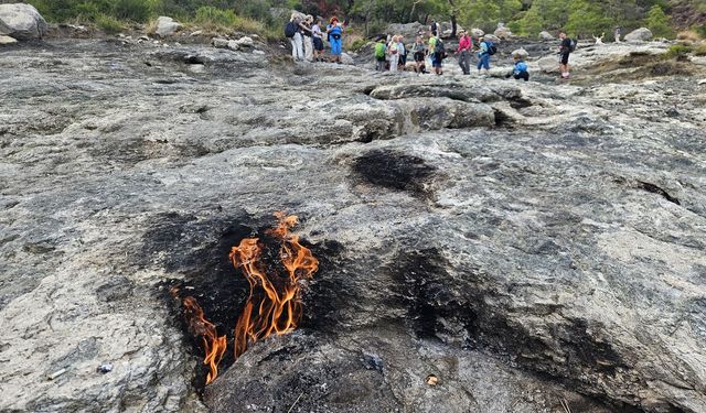 'İlk olimpiyat ateşi' efsanesinin adresi Yanartaş, turistlerin uğrak noktası