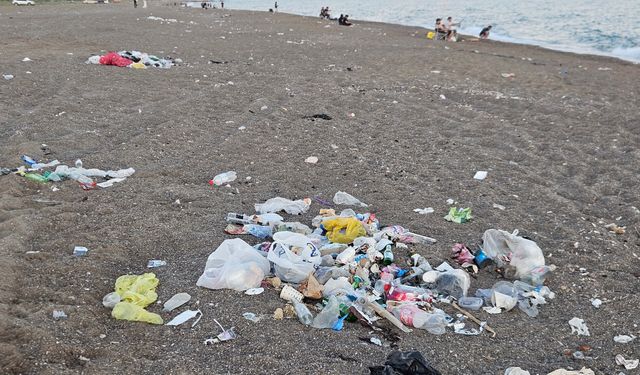 Kumköy sahili, yine çöplüğe döndü
