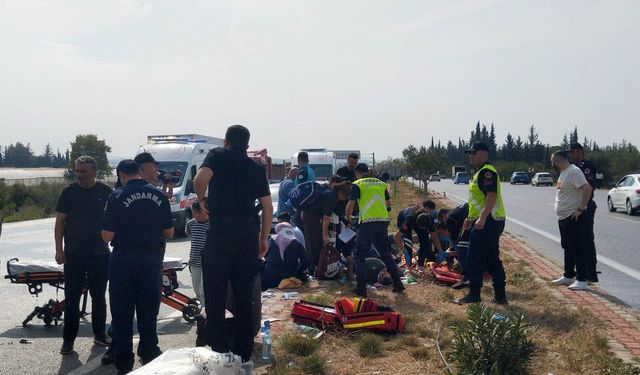 Midibüs, kaygan yolda devrildi; yaralılar var