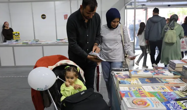 Minik eller bu fuarda ilk kitaplarını seçti