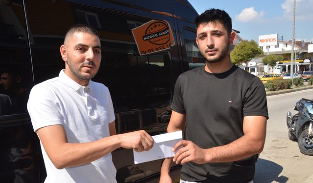 Parasını düşüren motosikletliye sanal medyadan ulaşıp teslim etti